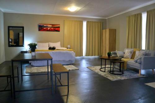 Magaliesberg Apartment | Refreshing Mountain FarmStay w Boma,Pool,Hikes,Obstacle Course