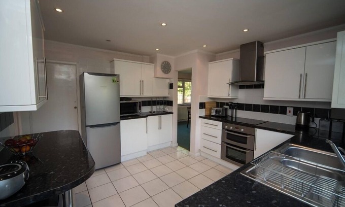 Guildford House | Refurbished 4 bedroom chalet bungalow in Guildford (2min from town centre)