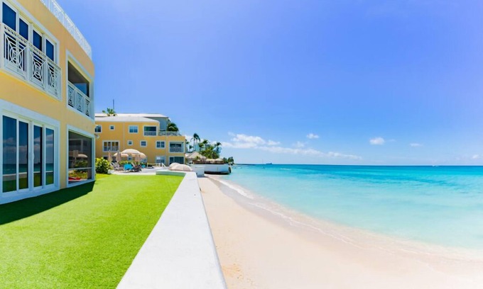 Seven Mile Beach Condo | Regal Beach Club 631 — Great Location to Everything on Seven Mile Beach