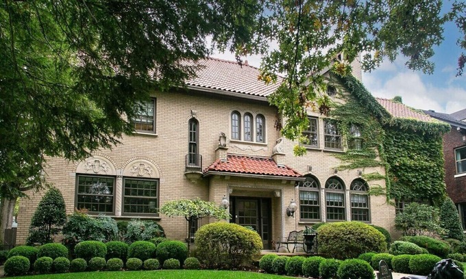 Cherokee Triangle House | Regal Mansion w Private Garden in Quiet Area