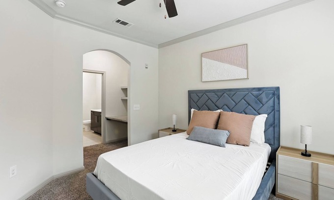 South Main Apartment | Regards At Med Center 126 I Comfy 2 Bed 2 Bath