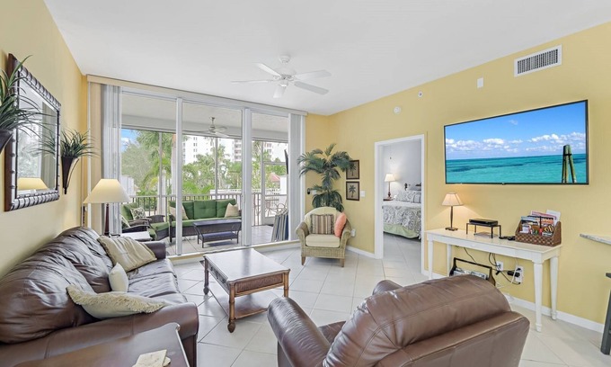Pelican Bay Condo | Regatta - William Raveis Rentals