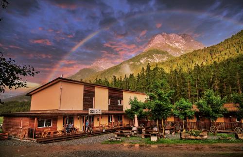 Engadin Scoul Hotel | Reitstall und Saloon San Jon