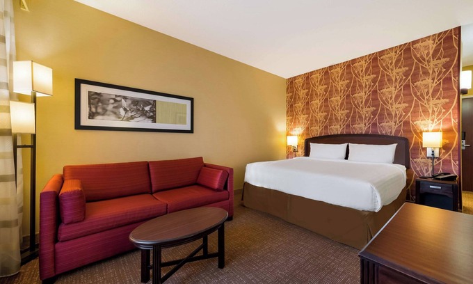 Novi Hotel | Rejuvenate in Peaceful Surroundings with Swimming Pool, Pets are Welcome