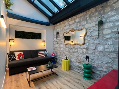 Grenelle Apartment | Relais Cocorico Artist Studio glass roof with AC
