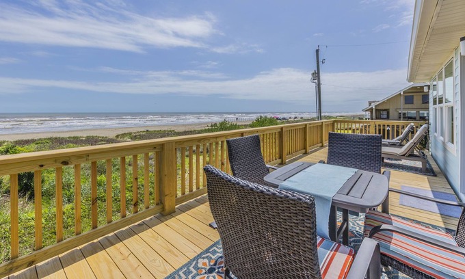 Galveston House | Relax And Listen To The Ocean At This UPDATED Dog-friendly Property