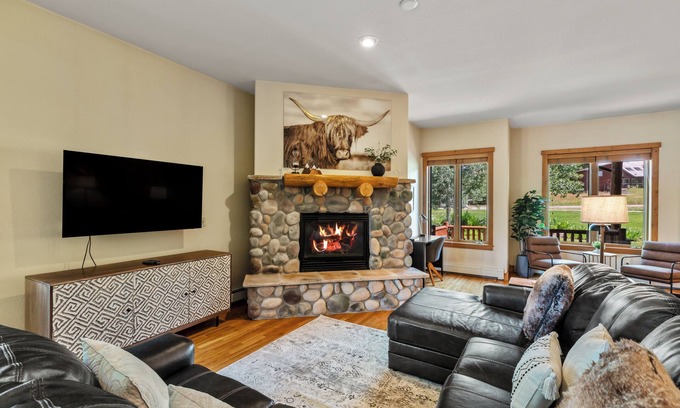 Steamboat Springs House | Relax and Recharge at The Retreat at The Enclave – Mountain Views, Hot Tub, and