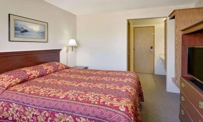 Evanston House | Relax and Recharge in Knights Inn Evanston! Free Parking, Pets Allowed