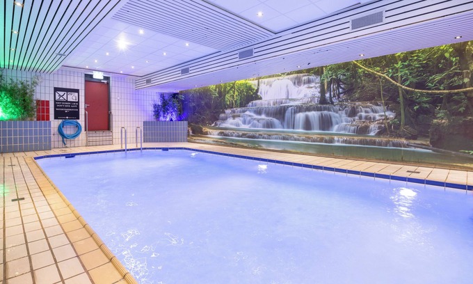Municipality of Nieuwegein Hotel | Relax and Recharge: Indoor Pool, Free Parking & Scenic Nature Walks Nearby