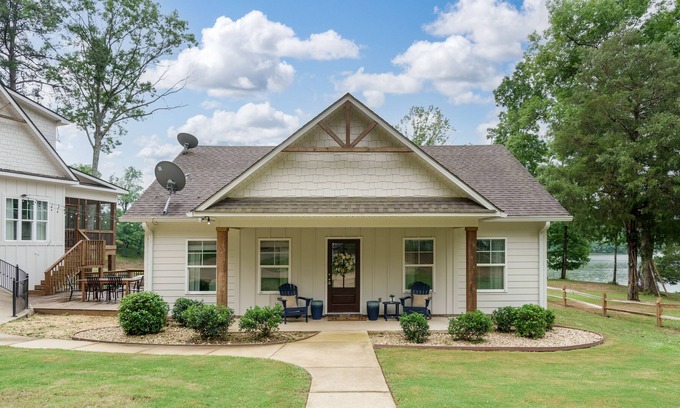 Samantha House | Relax and Unwind at Our Stunning 2 bed/ 1.5 bath Guest House on Lake Tuscaloosa
