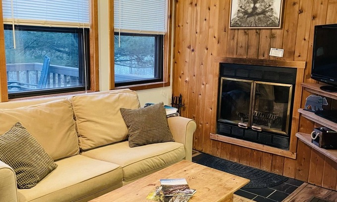 Davis Cabin | Relax and Unwind at the Bear Stroll Bungalow