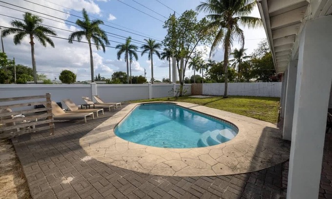 Boulevard Heights House | Relax and Unwind in a 4BR Home with Pool in Hollywood