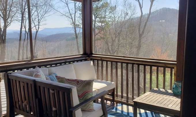 Blue Ridge Cabin | Relax and unwind in the peacefulness of nature in the North Georgia Mountains!