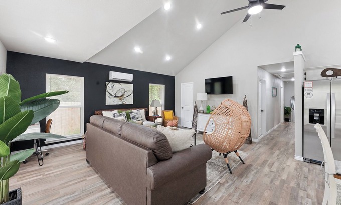 Quitman House | Relax and Unwind, Serene 3BR Retreat - Creek Views & World-Class Fishing Nearby