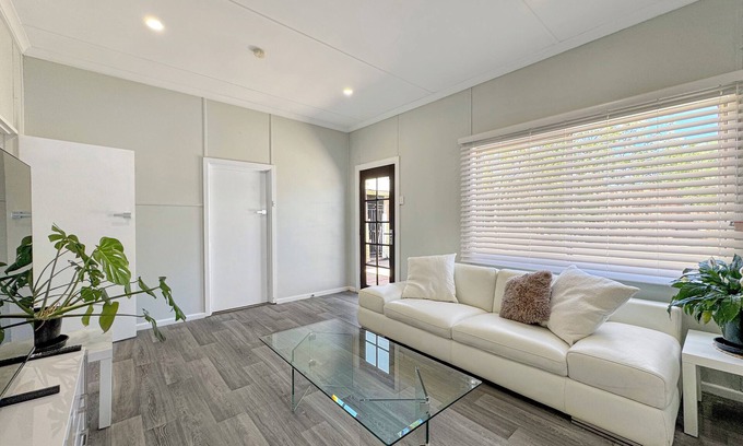 Broken Hill House | Relax at Gossan