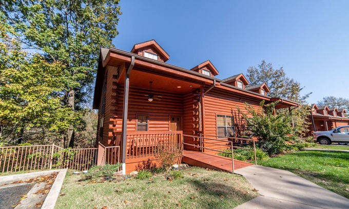 Branson Theater District Cabin | Relax At This Easy Entry Cedar Cabin - Branson Theatre District - Fireplace, Screed Porch, Sleeps 6!