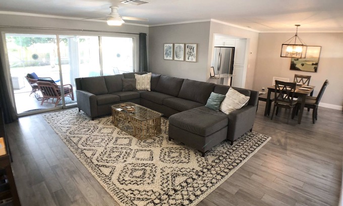 College Park House | Relax by Lake Worth shores, just a hop away from Port of Palm Beach