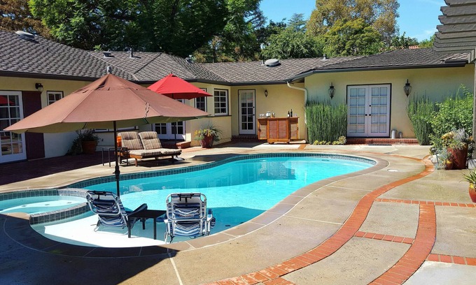 Altadena House | Relax by the Pool at Garden Casa de La Altadena, enjoy the peace by Eaton Canyon