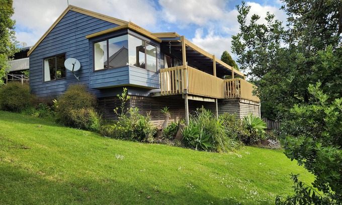 Onemana House | Relax by the reserve 2 minutes walk to beach and cafe at beautiful Onemana beach
