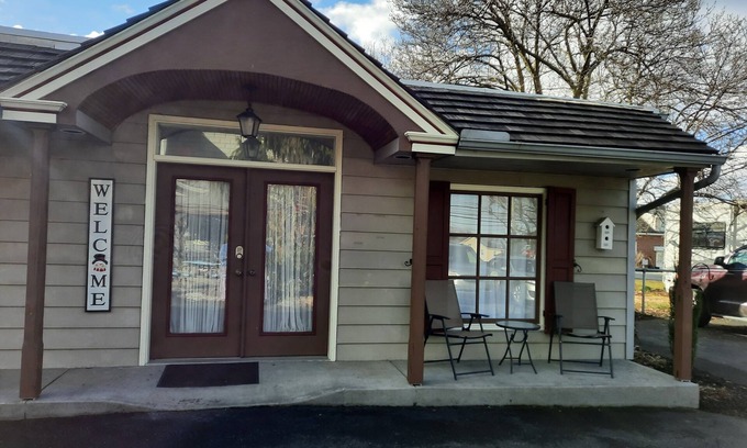 Leola Cottage | Relax close to all the Amish Country attractions. Affordable, Family-Friendly.