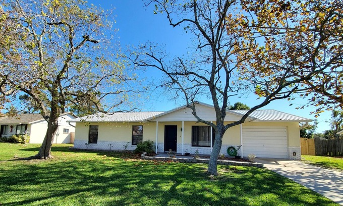 Hidden Lake House | 🌴 Relax & Enjoy Beach Beautiful Private Home. Close to all, Fenced Yard.