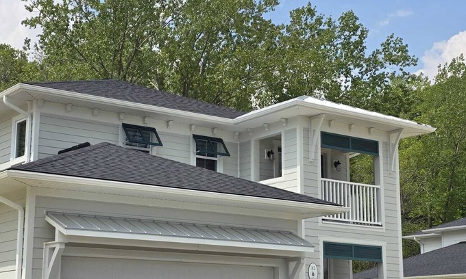 Port Stanley House | Relax house a few minutes from Port Stanley beach, with hot tub and game room