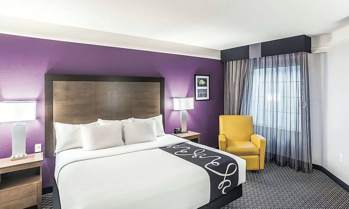 Woodlands Village Hotel | Relax in a Cozy Hotel Room w/Poolside Loungers & Hot Tub Access