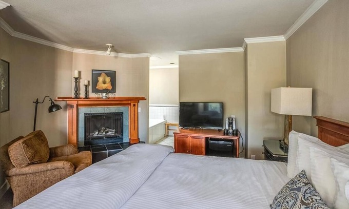 Downtown Cannon Beach Hotel | Relax in Charming Room Steps from Haystack Rock! Free Parking