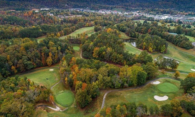 Pigeon Forge House | Relax in Fall: Ideal Spot w/Hot Tub + Fireplace