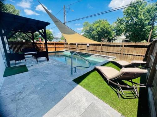 Northside House | Relax in HTX POOL,15ppl,4br,4b