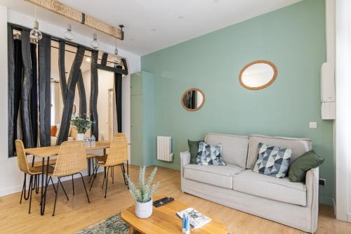 Batignolles Apartment | Relax in on Old Art Galery