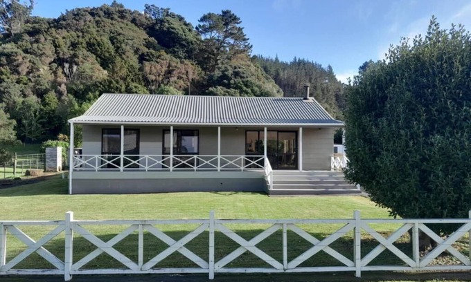 Te Ngaire House | Relax in Paradise! Walk to the beach