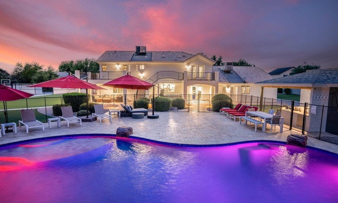 Gilbert Villa | Relax in pet-friendly Gilbert luxury with private pool, spa, and trampoline!