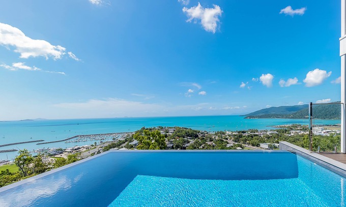 Airlie Beach House | Relax in style as you overlook the Coral Sea and Whitsunday Islands beyond