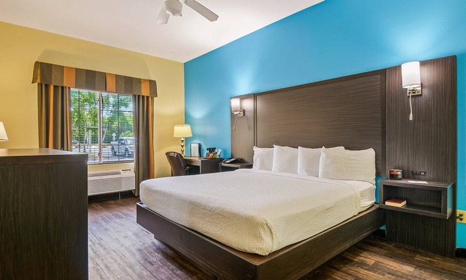 Crawfordville Hotel | Relax in Style: King Bed Non-Smoking Room at Wildwood Inn