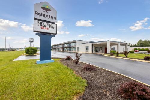 Greeneville Hotel | Relax inn by OYO Greeneville Near Hwy US-321