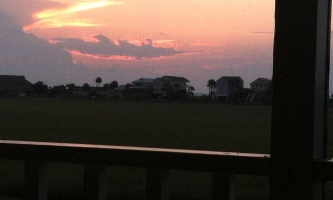 Edisto Island House | Relax on Huge Porch Overlooking Marsh- Short Walk to Beach