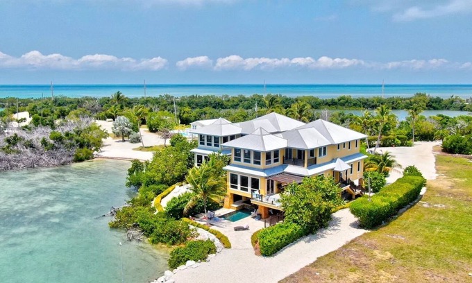 Marathon House | Relax on your Oceanfront villa on Seapalm island