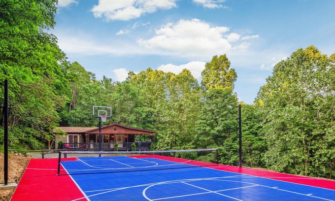 Berkeley Springs Cabin | Relax & Play: Pickleball, BasketBall, Hot Tub, Game Room & More