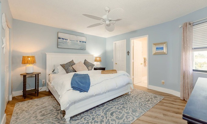 Jensen Beach Condo | Relax & Recharge in Charming Jensen Beach – Fully Renovated Coastal Condo!