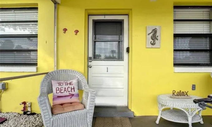 St. Pete Beach House | Relax & Recharge in a 1-bedroom house: Walk to St. Pete Beach!