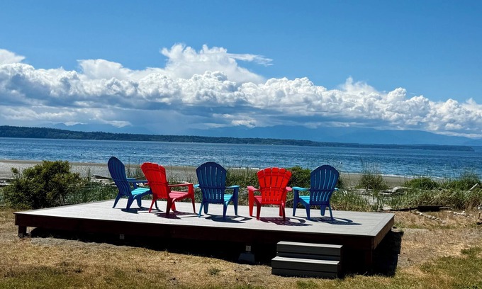 Clinton House | Relax & Rejuvenate, Amazing Sunsets, Sandy Beachfront, Cozy Fire Pit for S'mores