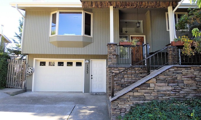Roseburg House | Relax & Rejuvenate in 4Br home with Hot Tub & Deck, in heart of Roseburg