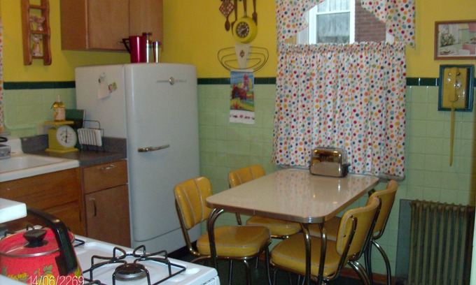 North Belle Vernon House | Relax & Revisit your Yesterdays with a Retro Staycation!