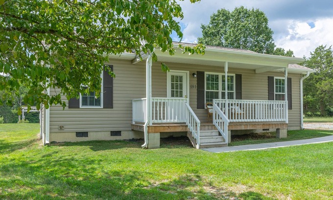 Thomasville House | Relax & Unwind at Your Home Away From Home.