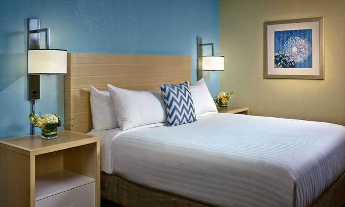 Blue Ash Hotel | Relaxation in Cincinnati! 2 Modern Units, Free Breakfast, Full Kitchen!