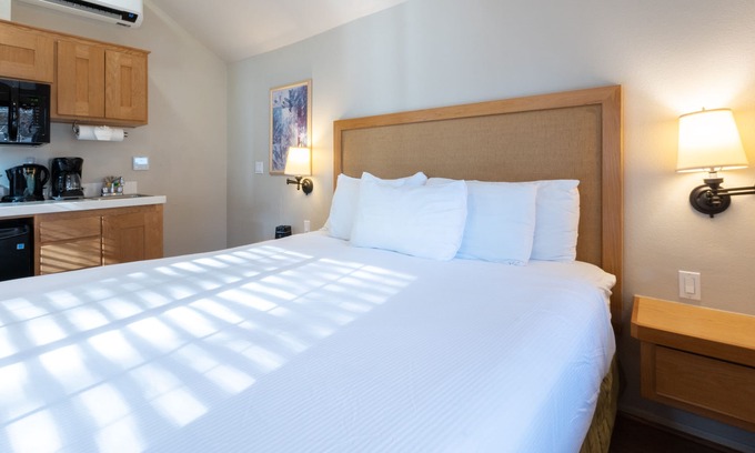 Napa Hotel | Relaxation in Napa Valley! 2 Spacious Units, Swimming Pool, Free Parking!