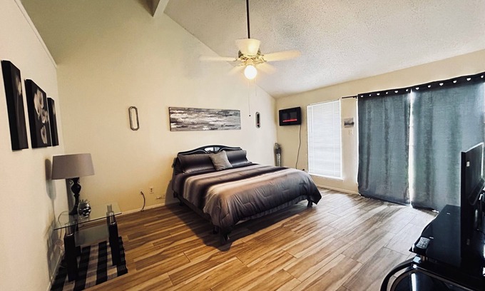 Clodine House | RELAXATION STATION 3-bedroom house in Houston TO RELAX & ENJOY with WiFi, A/C
