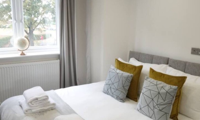 London Borough of Hounslow Apartment | Relaxing 1 Bedroom Apartment With Free Parking Near Heathrow Airport