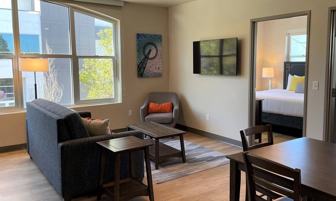 Riverside Apartment | Relaxing 2 Bed Travel Apartment Steps Away from Riverfront Park